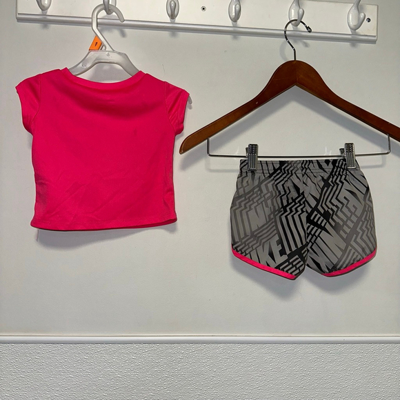 Kids Nike Dri-Fit Set Pink/Gray T-Shirt & Shorts Size 12M Not Perfect Condition - Picture 2 of 10